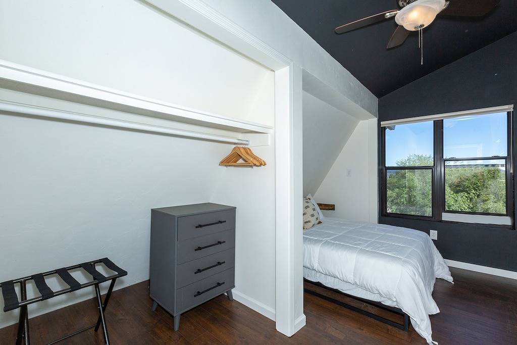 Cozy Boulder Cabin• minutes to downtown Whiskey Row and Rodeo• views• hot tub in Prescott, Yavapai County