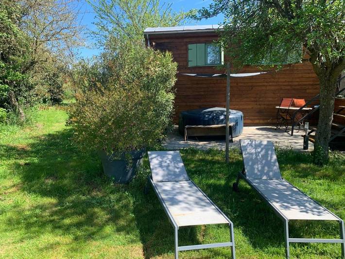 Tente pour 2 personnes, avec jacuzzi ainsi que jardin et terrasse