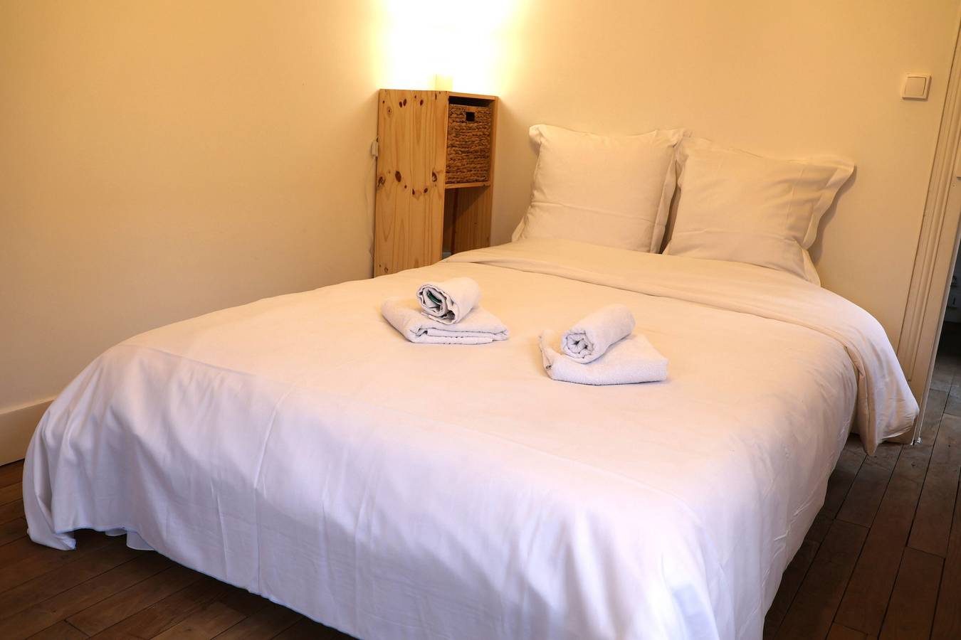 Maison de Charme au pied des Remparts en centre-ville, cour intérieure, balcon in La Charité-sur-Loire, Vallée de la Loire