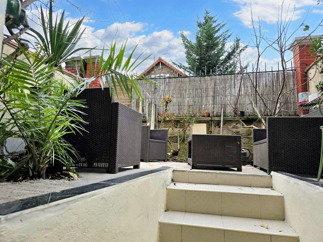 Entire studio, Charming Studio in Noisy-le-Sec with 22 sqm and terrace in Noisy-le-Sec, Seine-Saint-Denis