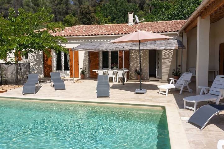 Location de vacances pour 8 personnes, avec jardin et terrasse à Le Beaucet