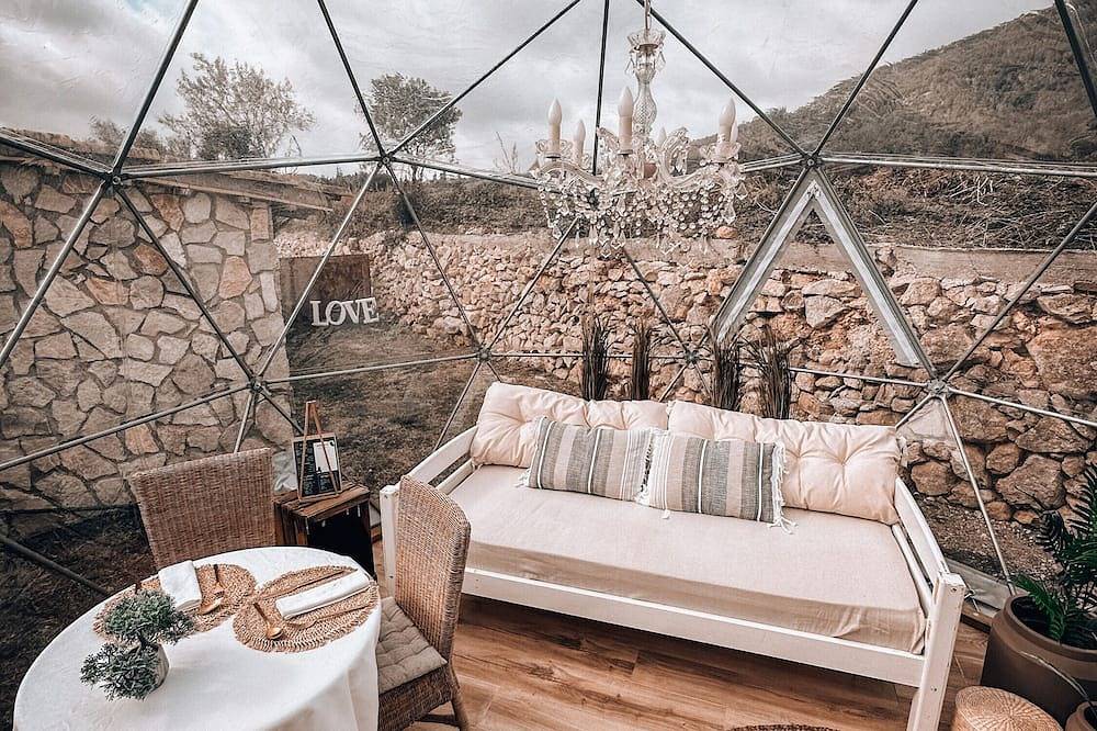 Entire apartment, Apartment 'Suite Romántica' with Mountain View, Wi-Fi and Air Conditioning in Canyelles (Barcelona), Garraf