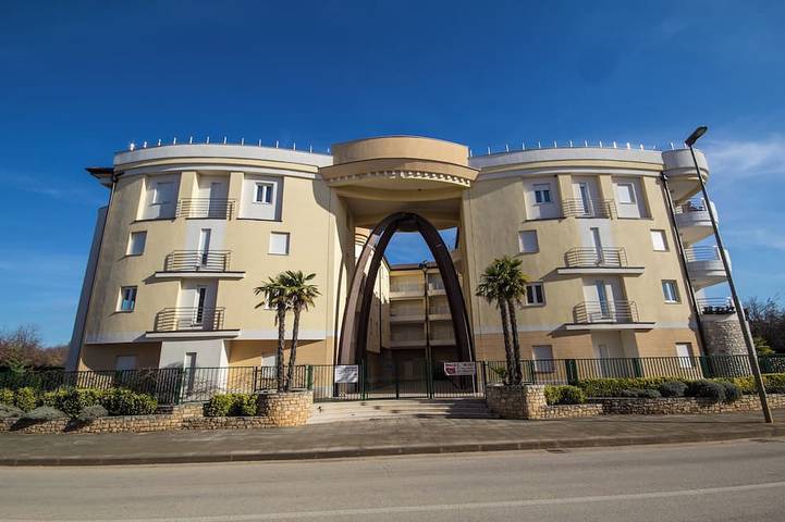 Ferienwohnung für 4 Personen, mit Balkon und Garten in Katoro
