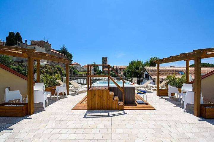 Villa Elicona Grande: A welcoming three-story residence situated in a central location, at a short distance from the Cathedral of Ravello, with Free Wi-Fi. in Ravello, Sorrento Coast