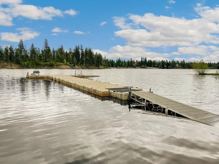 Log cabin for 12 people, with hot tub and yard as well as balcony in Idaho