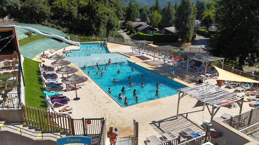 Parque de vacaciones para 5 personas, con vistas además de terraza y piscina - 1