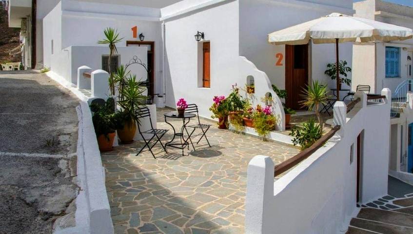 B&b per 3 persone, con Balcone e Terrazza nonché Giardino e Panorama a Milo Grecia