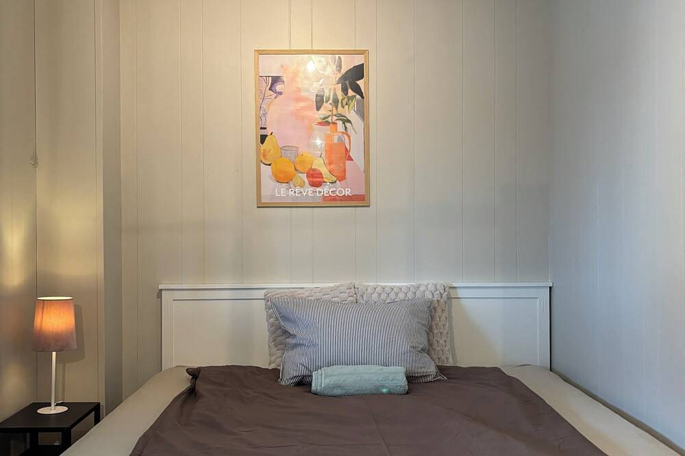 Ganze Wohnung, Modern 3-Bedroom Apartment in Raufoss Centre with Private Garden in Vestre Toten