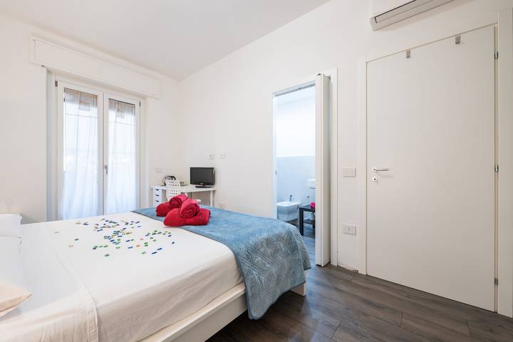 Room 'Camera Matrimoniale Con Bagno' with Shared Terrace, Wi-Fi and Air Conditioning in Quartu Sant'Elena, Campidano