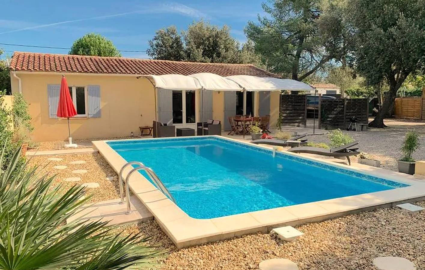 Acogedor apartamento Mazan con piscina y aparcamiento in Mazan, Parque natural regional del Mont Ventoux