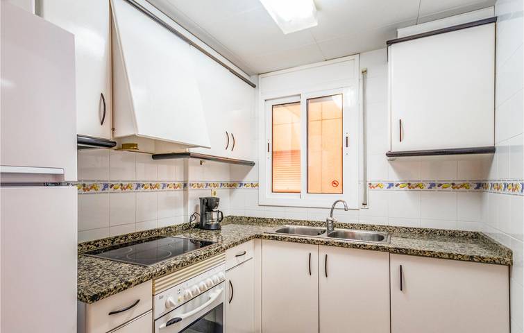 Appartement de vacances entier, Appartement avec terrasse au bord de la piscine, à 2 km de la plage in Els Pins Blanes, Blanes