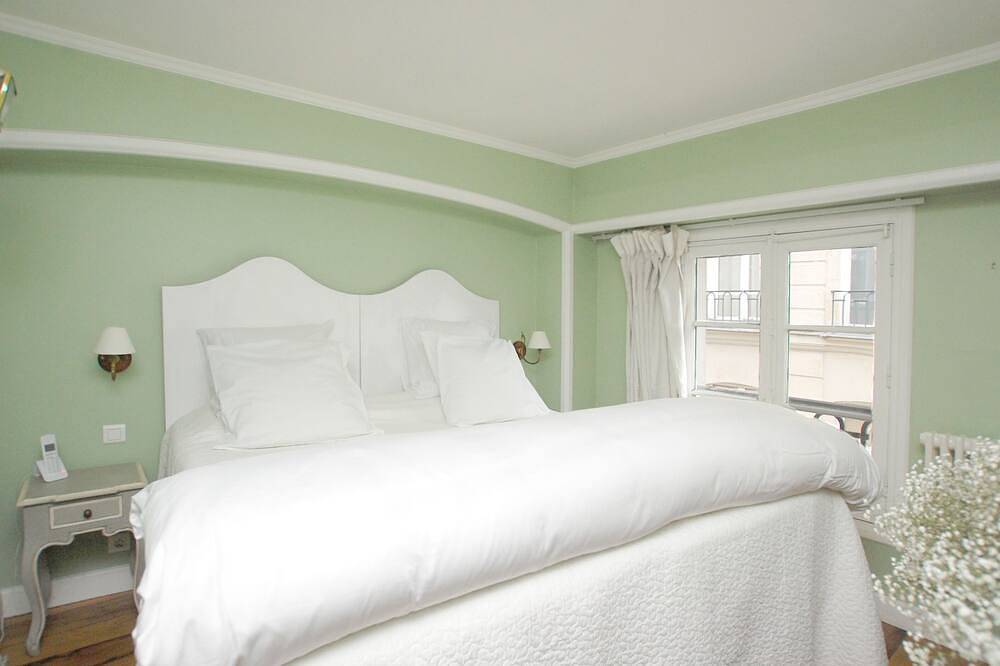 Entire apartment, Stunning one-bedroom duplex with 2 panoramic terraces. Ac throughout. Sleeps 4. in Paris, Ile de France