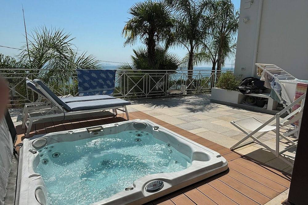 Fantastic sea view cottage: jacuzzi, spacious patio and panoramic terrace in Gaeta, Province de Latina