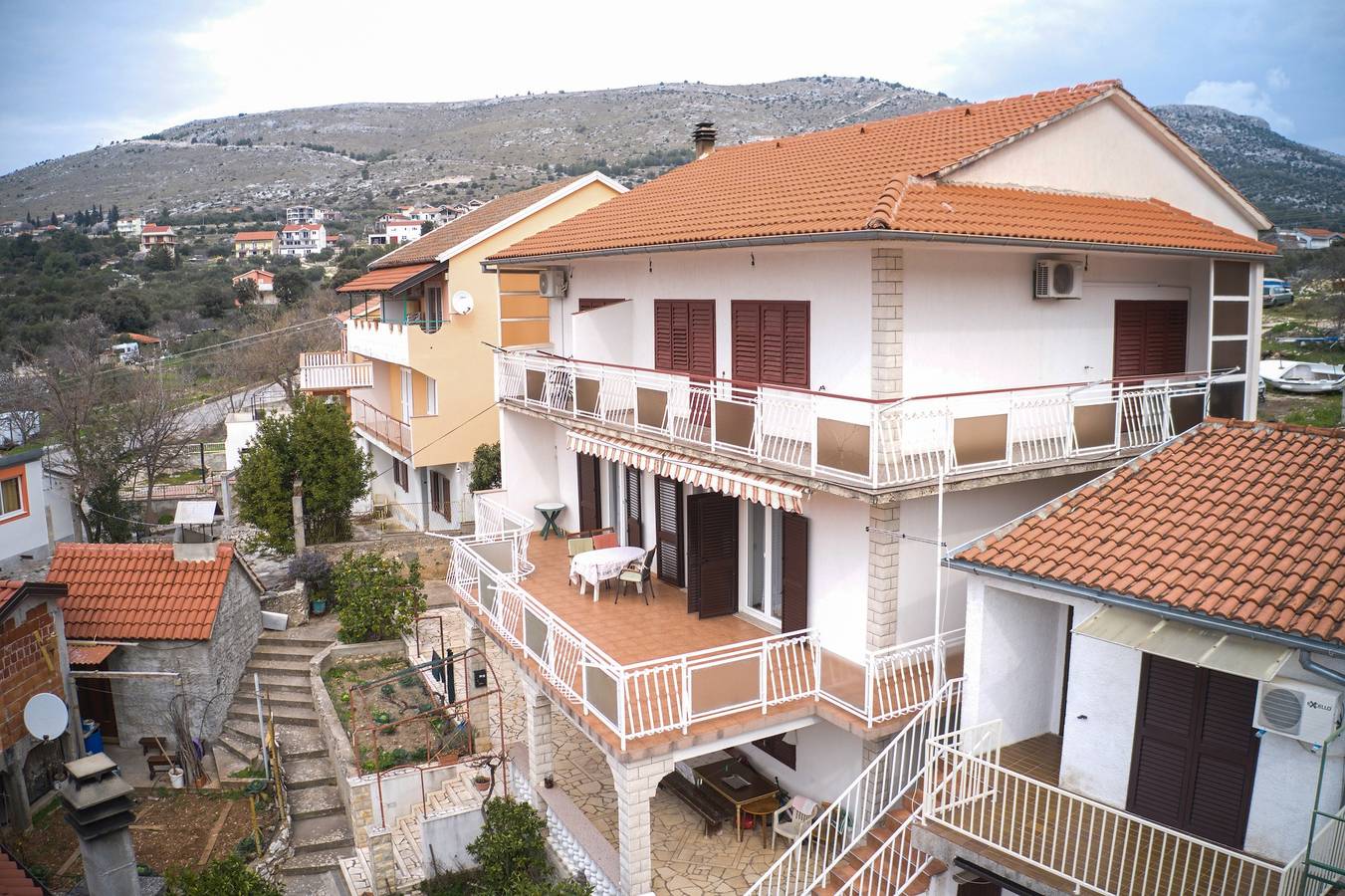 Ganze Wohnung, 4-Zimmer-Ferienwohnung mit Terrasse und Meerblick Grebastica, Sibenik A-482-a in Grebastica, Šibenik-Knin
