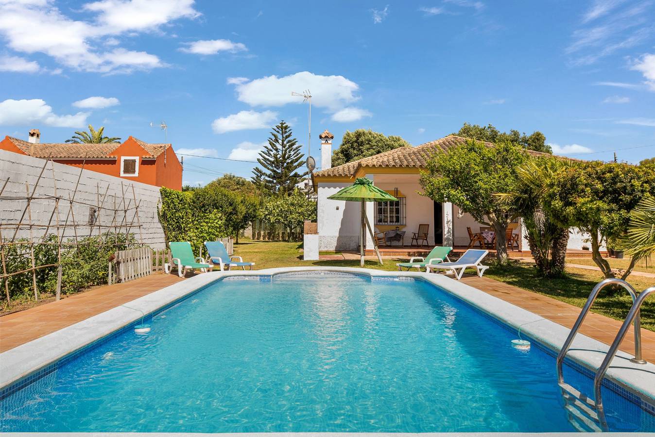 'Casa Caramá' con piscina, giardino e Wi-Fi - animali ammessi in Playa de Zahora, Barbate