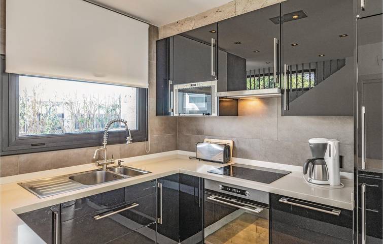 Apartamento con terraza junto a la piscina: A/C, Parking, Internet, 2km a la playa in San Pedro Pescador, Alt Empordà
