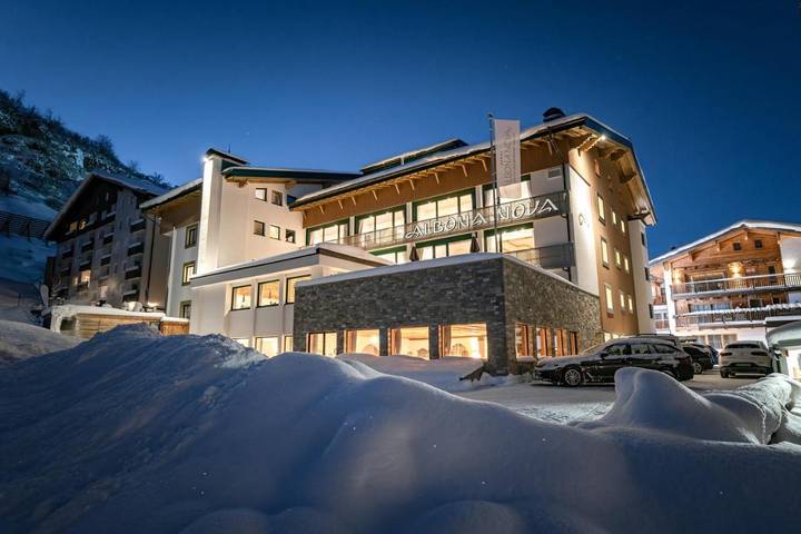 Hôtel pour 5 personnes, avec vue et piscine ainsi que sauna et terrasse, animaux acceptés dans Zurs - 2