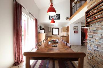 Gîte pour 11 personnes, avec terrasse et jardin à Ossès