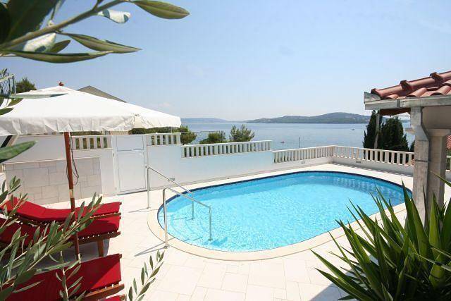 Ferienhaus mit Terrasse, Pool und Strandzugang in Seget Vranjica, Split-Dalmatien