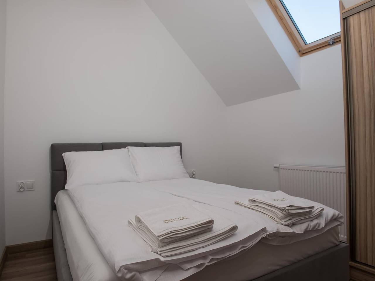 Ganze Wohnung, 3-Zimmer-Ferienwohnung im Erdgeschoss, Sommerpool in Powiat Sławieński
