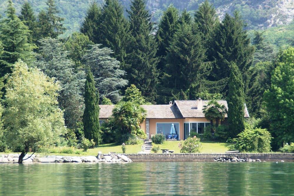 Traumhafte Villa mit großem Privatpark, direkt am See mit eigenem Privatstrand. in Campo Mezzola, Novate Mezzola