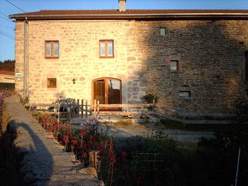 Gîte pour 6 personnes, avec terrasse ainsi que jardin et jacuzzi à Saint-Maurice-de-Lignon