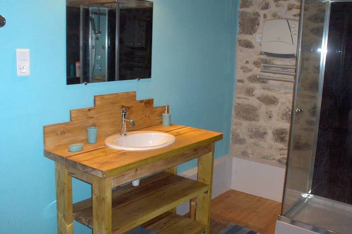 Location de vacances pour 5 personnes, avec terrasse et jardin à Tour-de-Faure - 4