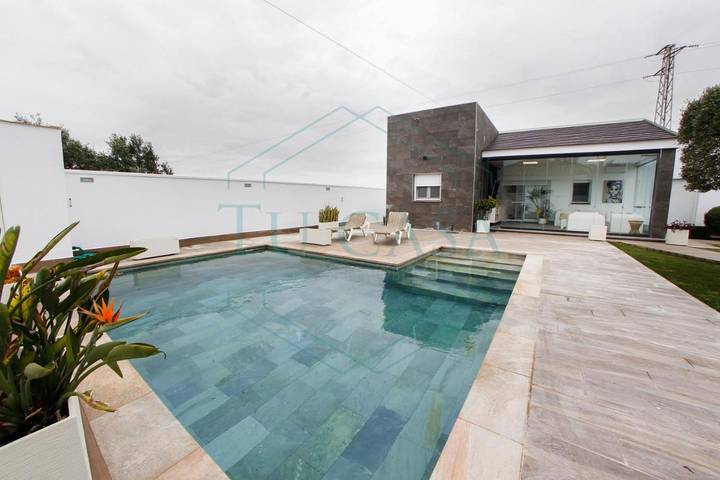 Chalet para 6 personas, con jardín además de jacuzzi y piscina en Novo Sancti Petri
