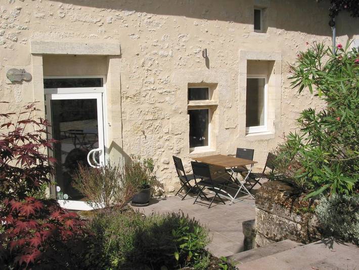 Location de vacances pour 2 personnes, avec jardin ainsi que vue et piscine à Puisseguin - 3