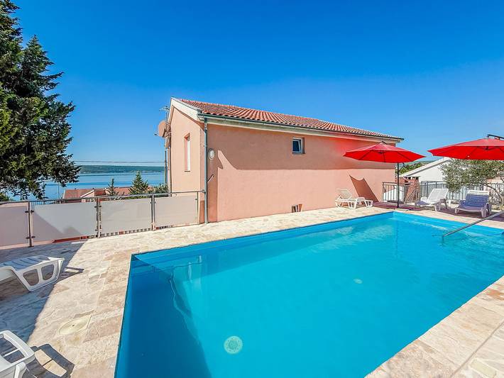 Ferienhaus für 8 Personen, mit Terrasse in Maslenica
