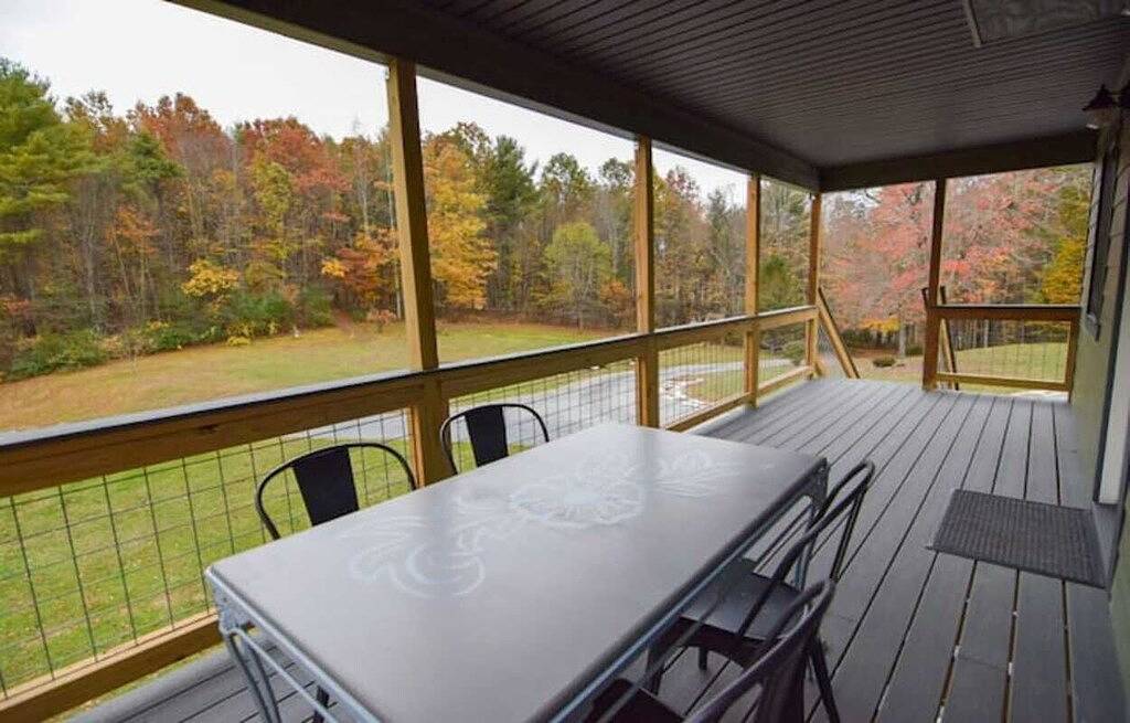 Heartwood♥ Cabin loft w/private Hottub, Hiking, Fishing, & Ziplines on 66 acres! in Floyd County