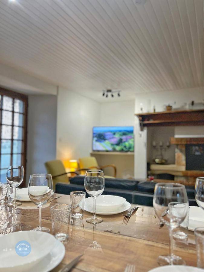 Location de vacances pour 10 personnes, avec Jardin à Jou-sous-Monjou