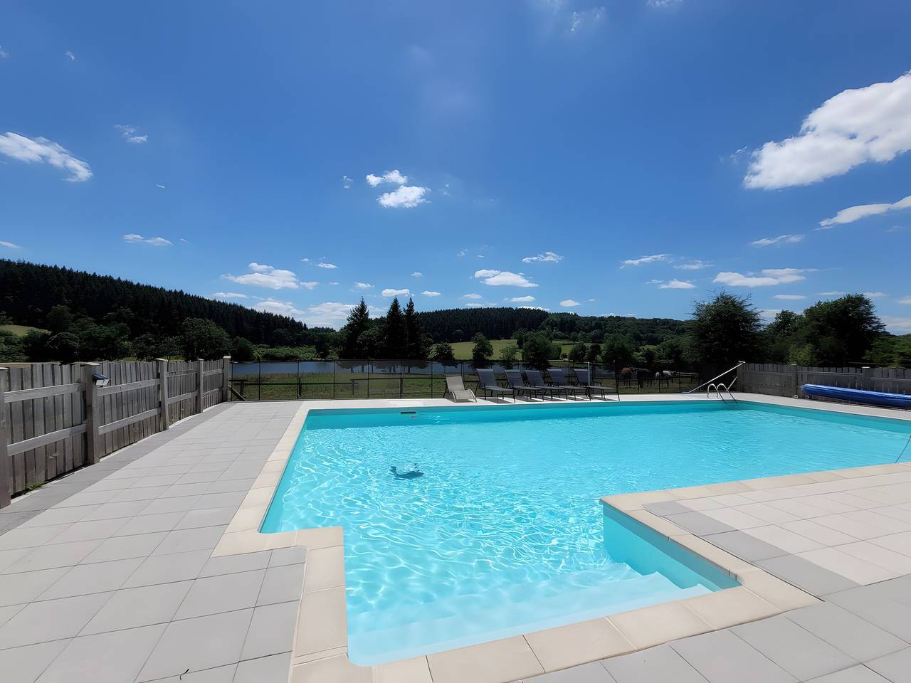 Gite l'etang des portes: Casa de vacaciones con vistas al lago y piscina compartida in Mainsat, Región de Aubusson