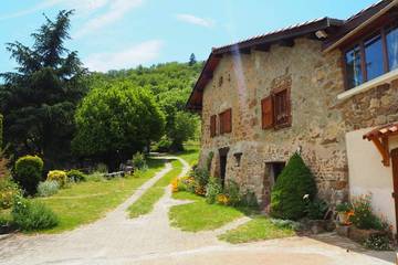 Gîte pour 6 personnes, avec jardin ainsi que piscine et terrasse à Chuyer