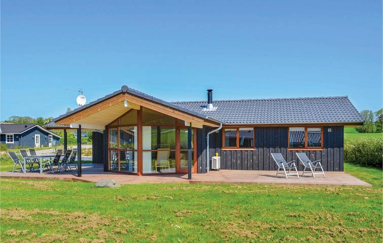 Ferieudlejning for 8 personer, med sauna og jacuzzi samt terrasse i Følle Strand