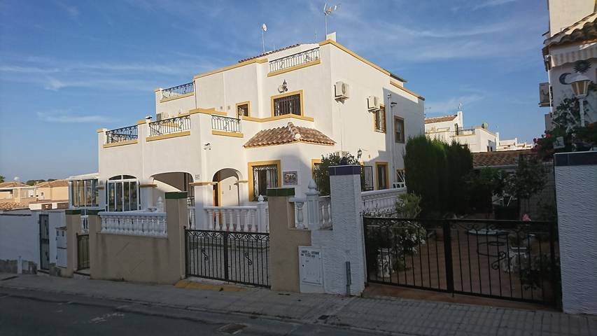 Villa voor 6 personen, with Balkon and Terras as well as Tuin and Zwembad in Orihuela Costa
