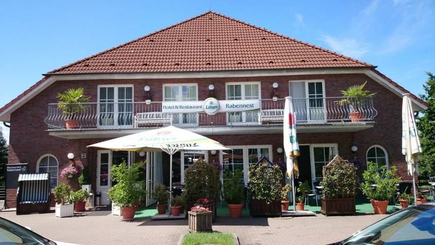 Hotel, mit Terrasse und Garten sowie Ausblick in Raben Steinfeld