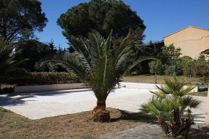 Maison familiale avec piscine privée, jardin clôturé, à 500 mètres de la plage. in La Croix-Valmer, Parc national de Port-Cros