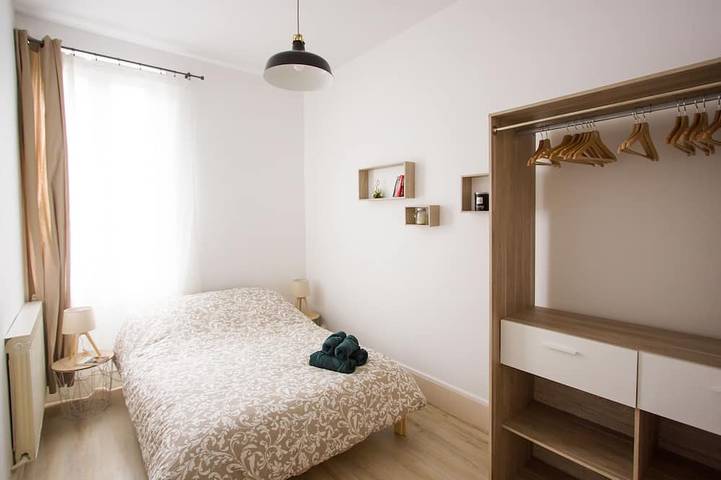 Appartement entier, Le 62 🌟spacious T2🌟 Jardin🌴 parking & tram 💕 in Grenoble, Isère