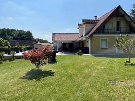 Gîte pour 15 personnes, avec piscine ainsi que vue et jardin, animaux acceptés dans Pernois