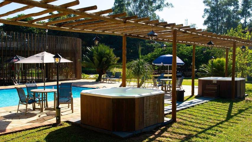 Pousadas para 2 pessoas, com sauna e piscina e ainda jardim and jacuzzi em São Pedro (SP)