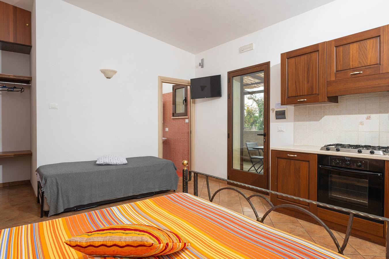Entire apartment, Apartment 'C H Terra' with Private Terrace, Wi-Fi and Air Conditioning in Santa Cesarea Terme, Lecce Province