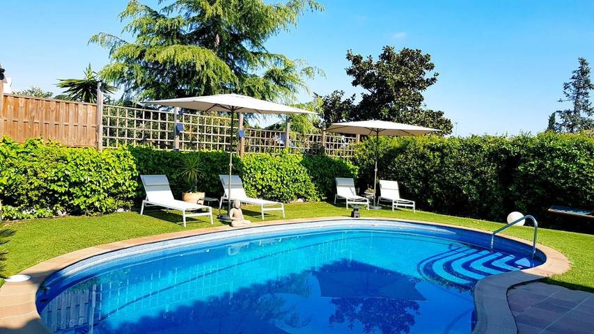 Casa de vacaciones para 9 personas, con vistas además de piscina y jardín en Arenys de Mar