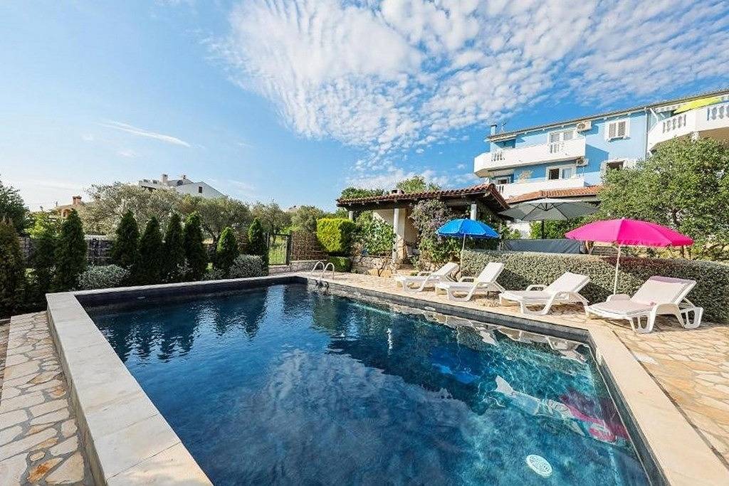 Ganze Wohnung, 1-Zimmer-Ferienwohnung mit Terrasse und Meerblick Kozino, Zadar A-25190-c in Strand Kožino, Zadar (Kommun)