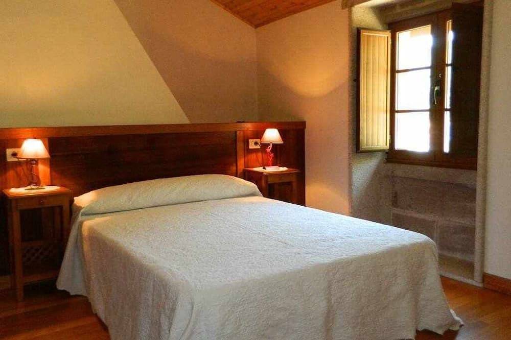 Entire apartment, House for up to 12 persons next to Noia in Outes, Rías Baixas