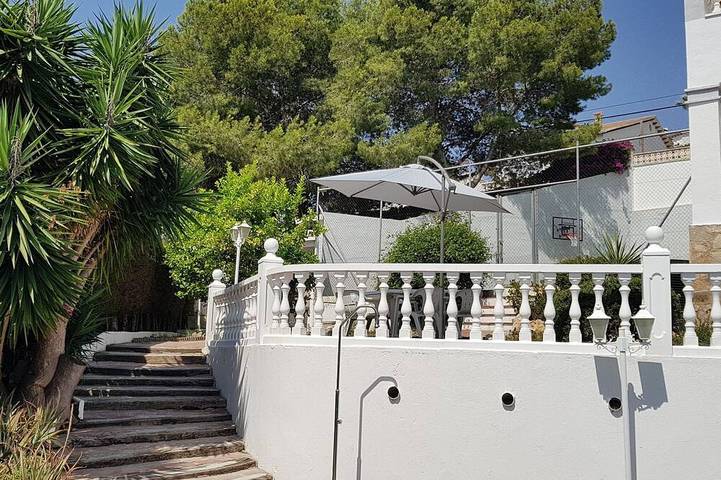 Magnifique villa, piscine, fronton tennis, basket, jardin, vue mer, près plages in El Vendrell, Costa Dorada