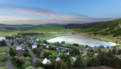 Parc de vacances pour 4 personnes, avec terrasse en Auvergne