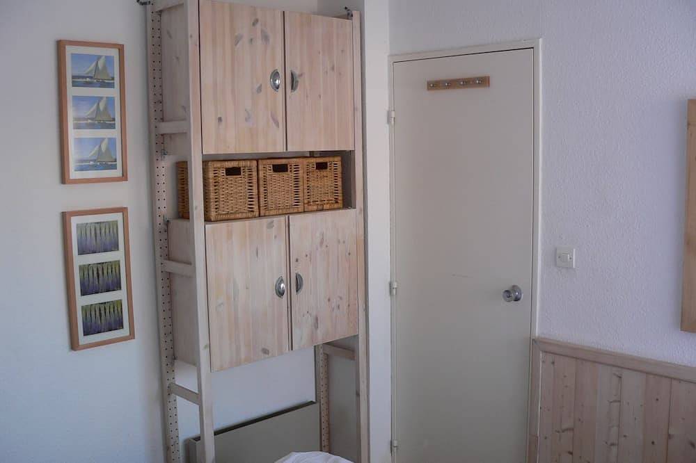 Entire apartment, T2 by the sea, 150 m to the beach/sea, Topp prices, Free: Wlan, pool, tennis in Le Pradet, Toulon region