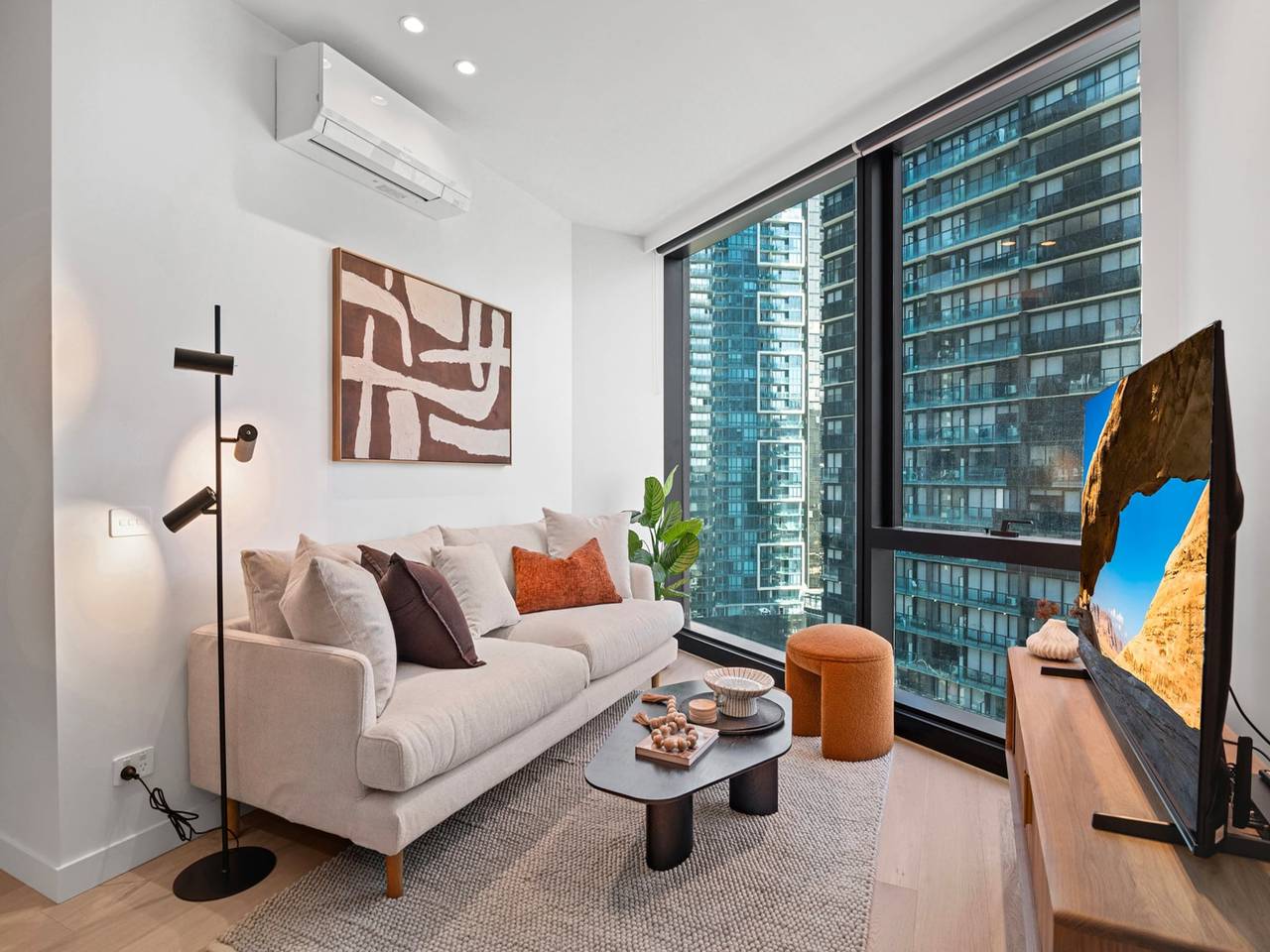 Entire apartment, Chic Apartment near Crown Casino,Pool, Gym & Views in Southbank, Melbourne