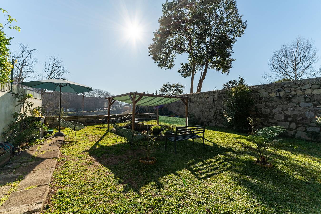 Entire apartment, Industrial Design Apart at City Center with Shared Garden, Wi-Fi and Air Conditioning in Miragaia (Porto), Porto
